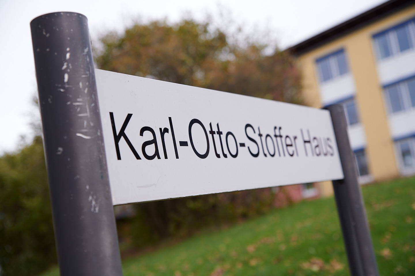 Schild mit der Aufschrift Karl-Otto-Stoffer-Haus