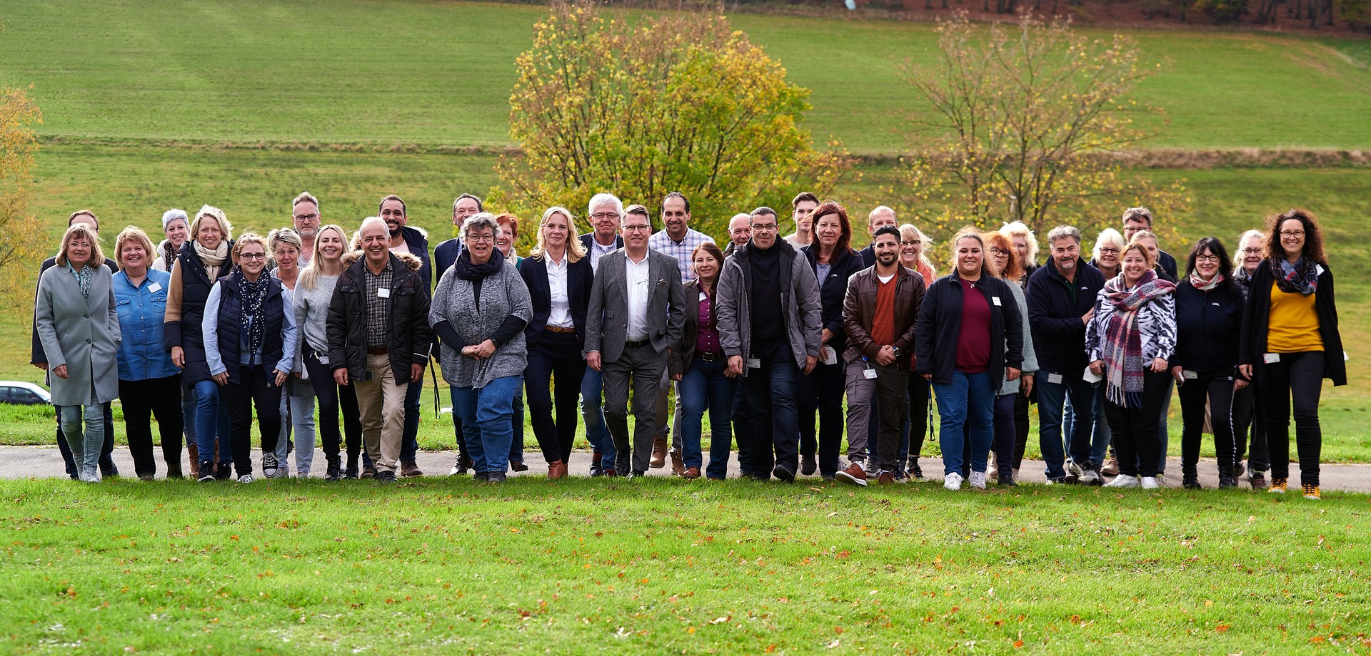 Team der LWL-Klinik Hemer bei einem Gruppenfoto draußen auf dem Klinikgelände