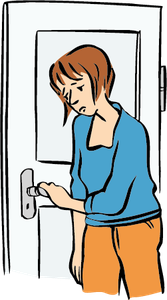 1)	Eine Frau mit traurigem Gesichtsausdruck und herunterhängenden Schultern steht mit der Klinke in der Hand vor einer geschlossenen Tür