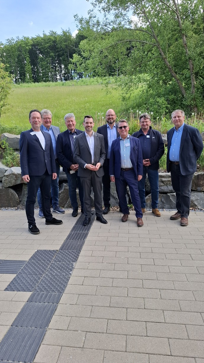 Gruppenfoto mit Dr. Wiggerich und Vertretern der LWL-Klinik Hemer