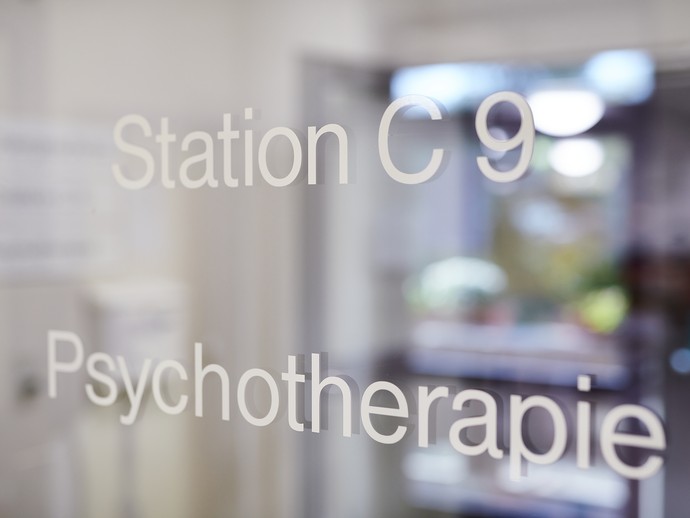 Schriftzug der Station C9 auf einer Glastür (vergrößerte Bildansicht wird geöffnet)