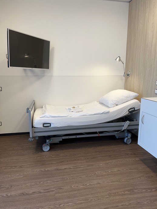 Blick ins Einzelzimmer (vergrößerte Bildansicht wird geöffnet)