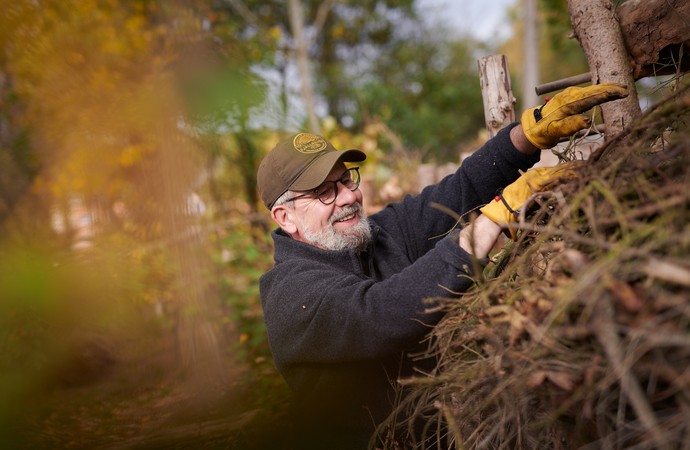 Waldtherapeut Stefan Alberts baut am Waldcamp.