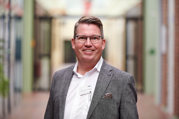 Portrait Dr. Patrick Debbelt