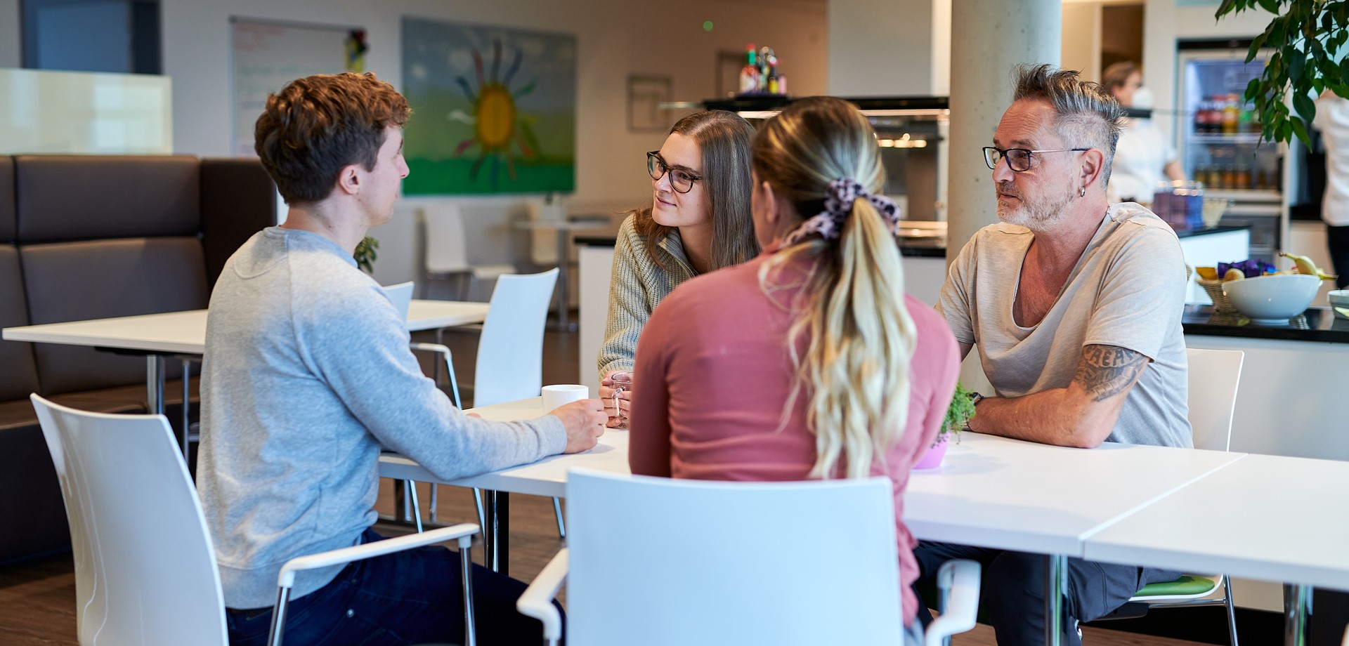 Besuchergruppe an einem Tisch