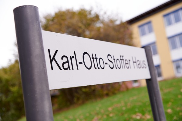 Schild mit Schriftzug des Karl-Otto-Stoffer Hauses