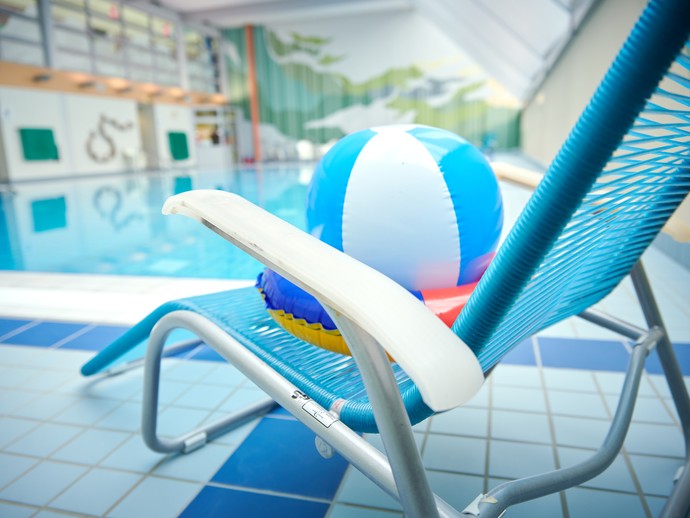 Schwimmbad mit Liegestuhl am Rand (vergrößerte Bildansicht wird geöffnet)