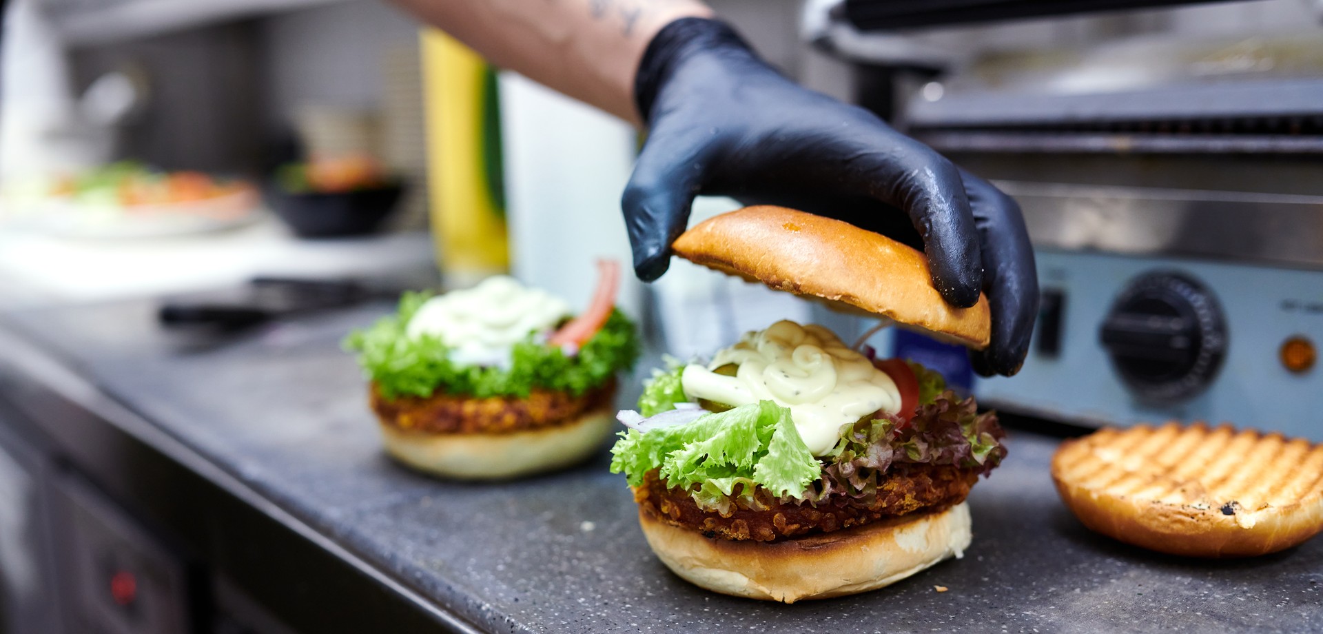 Zwei Burger in der Zubereitung